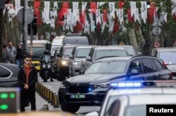 Аўтамабілі з дэлегацыяй ЗША прыбываюць у рэзыдэнцыю прэзыдэнта Турэччыны Далмабахчэ, дзе могуць адбыцца наўпроставыя перамовы паміж Расеяй і Ўкраінай. Стамбул, 16 траўня 2025 году