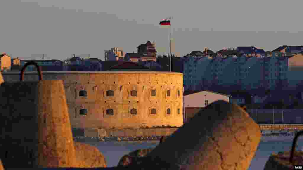 Костянтинівська батарея в Севастополі у променях призахідного сонця