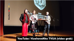 Лариса Кадочникова (ліворуч) під час церемонії вручення премії Національної спілки кінематографістів України імені Сергія Параджанова, Київ, 9 січня 2025 року