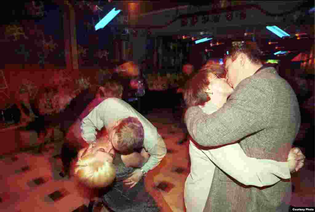 Посетители ночного клуба, 1998.