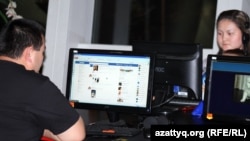 Интернет-клубта әлеуметтік желінің бірін қарап отырған адамдар. (Көрнекі сурет)