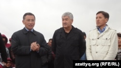 Солдан оңға қарай: Жаңаөзен қаласы әкімі Орақ Сарыбөпеев, "Азат" ЖСДП жетекшілері Әміржан Қосанов пен  Болат Әбілов. Жаңаөзен, қыркүйек 2011 жыл