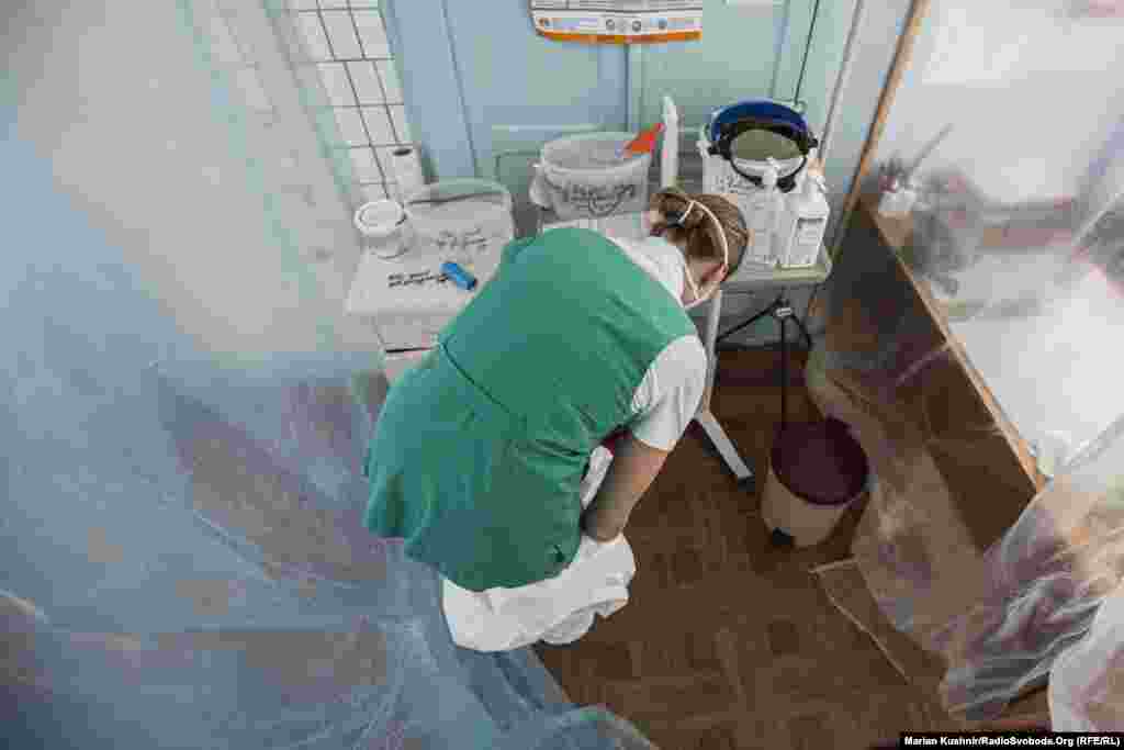 Як і на вхід, так і на вихід із &laquo;червоної зони&raquo; є місце, де медпрацівники знімають із себе засоби індивідуального захисту. Обробляють все спеціальними розчинами і лише тоді, &laquo;чисті&raquo;, повертаються до іншої поточної роботи