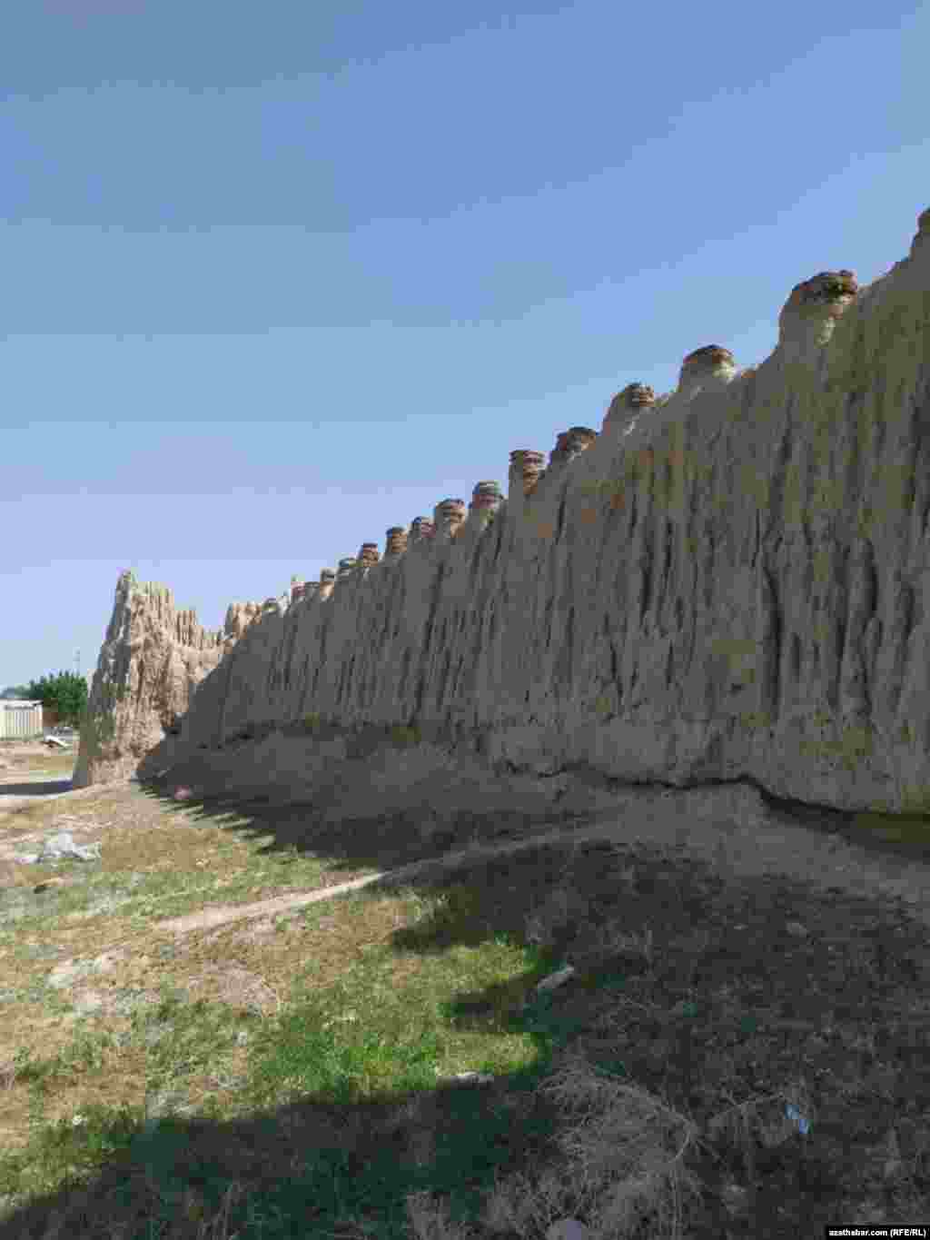 Sünçe obasyndaky gala diwarlary