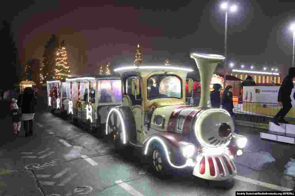 На фото: святковий потяг, що курсує територієї ВДНГ і завжди готовий підвезти усіх охочих до&nbsp;&laquo;Зимової країни&raquo;&nbsp;