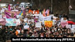«Жіночий» марш, як кажуть його організатори, має на меті привернути увагу до проблем рівності прав жінок і чоловіків та домашнього насильства (Київ, 8 березня 2021 року)