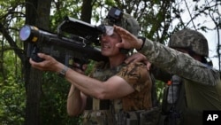 Український військовий цілиться із ЗРК Stinger на лінії фронту на Запоріжжі, 28 травня 2024 року