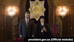 Президент України Петро Порошенко і вселенський патріарх Варфоломій І під час зустрічі в Константинополі/Стамбулі (Туреччина), 9 квітня 2018 року