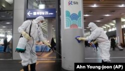 کارمندان صحی کوریای جنوبی در حال دواپاشی برخی محلات