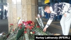 Люди оставляют цветы у здания пассажирского терминала алматинского аэропорта, рядом с которым разбился пассажирский самолет. 28 декабря 2019 года.  