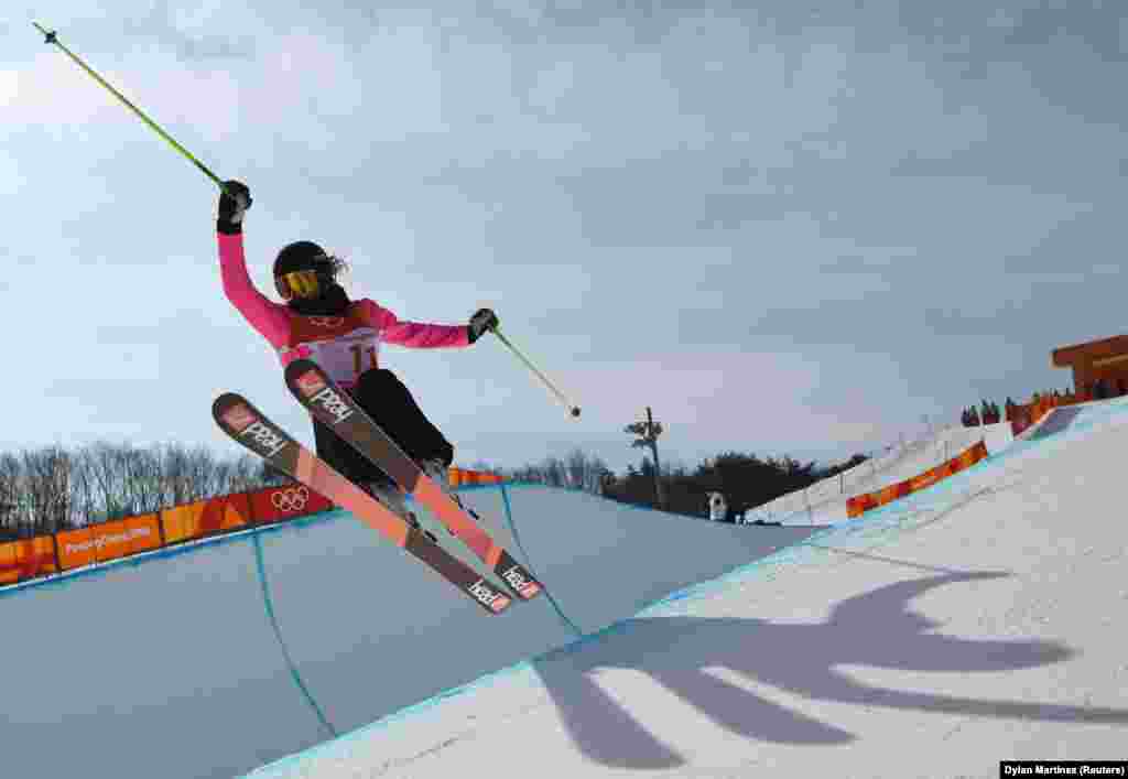 Фристайл: Сабріна Какмаклі з Німеччини змагається у жіночій лижній хаф-пайп кваліфікації у сніжному &laquo;Фенікс-парку&raquo; під час зимових Олімпійських ігор 2018 року &nbsp;