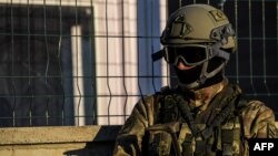 Թուրքիա - Հատուկ ուժերի զինծառայողը Ստամբուլի դատարաններից մեկի շենքի մոտ, արխիվ