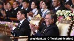 Президенты Узбекистана и Туркменистана Шавкат Мирзияев (справа) и Гурбангулы Бердымухамедов (слева), Хорезм, 24 апреля, 2018. 