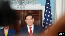 «Якщо ми знищимо їх новими санкціями, ми, ймовірно, втратимо можливість розмовляти з ними про припинення вогню», – сказав Рубіо