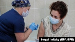 Ռուսաստան - Կամավորին ներարկում են կորոնավիրուսի դեմ երկրում մշակված պատվաստանյութը, Մոսկվա, 17-ը սեպտեմբերի, 2020թ.