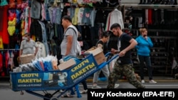 Трудовой мигрант, работающий на рынке в Москве, 29 июня 2021 года.