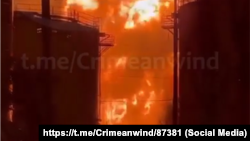Скріншот фото пожежі на нафтобазі у Феодосії в ніч проти 6 жовтня 2025 року