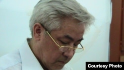 Жаңаөзен қаласының бұрынғы әкімі Жалғас Бабаханов сотта отыр. Жаңаөзен, шілде 2012 жыл. Фото "Республика" газетінен алынды.   