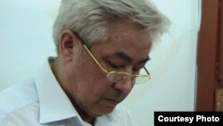 Жаңаөзен қаласының бұрынғы әкімі Жалғас Бабаханов сотта отыр. Жаңаөзен, шілде 2012 жыл. (Фото "Республика" газетінен алынды).   