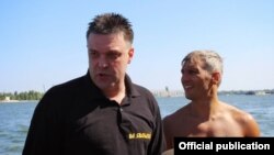 Олег Тягнибок и Руслан Кошулинский решили переплыть Днепр