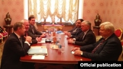 ԵԱՀԿ Մինսկի խմբի համանախագահներ Իգոր Պոպովը, Ստեֆան Վիսկոնտին, Էնդրյու Շեֆերը և ԵԱՀԿ գործող նախագահի ներկայացուցիչ Անջեյ Կասպշիկը հանդիպում են Հայաստանի արտգործնախարար Էդվարդ Նալբանդյանին, Մոսկվա, 14-ը նոյեմբերի, 2017թ. 