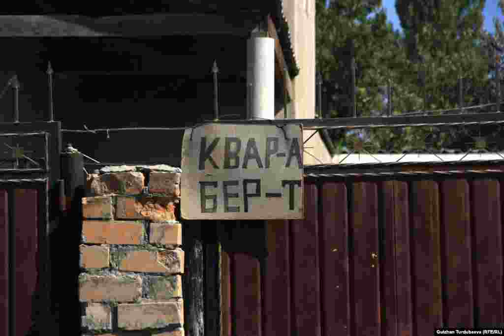 Жаңы конуштарда бир бөлмөлүү батирлерди куруп, ижарага берүү кирешелүү бизнеске айланган.&nbsp; &nbsp;