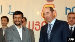 Armenia - President Robert Kocharian (R) with his Iranian counterpart Mahmud Ahmadinejad, Agarak, 19Mar2007