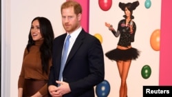 Герцог и герцогиня Сассекские во время посещения Канадского дома в Лондоне – в связи с проведением там выставки произведений коренных жителей Канады, 7 января 2020 года