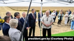 Аляксандар Лукашэнка ў часе інспэкцыі сельскай гаспадаркі ў Смалявіцкім раёне Менскай вобласьці 8 жніўня 2025 году 