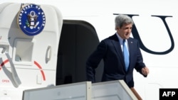 АКШ Мамлекеттик катчысы Жон Керри  Москванын "Внуково" аэропортунда учактан чыгууда. 7-май, 2013