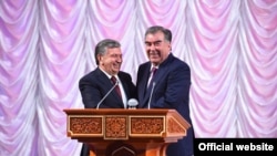 Өзбекстандын президенти Шавкат Мирзиёев менен Тажикстандын президенти Эмомали Рахмон. Дүйшөмбү. 2018-жыл.