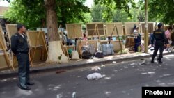 Ոստիկանները աշխատում են պատահարի վայրում, Երևան, 17-ը մայիսի, 2014թ․