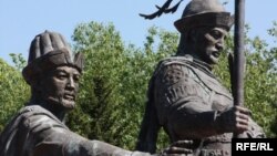 Памятник основателям Казахского ханства Керею и Жанибеку. Астана, 1 июня 2010 года.        
