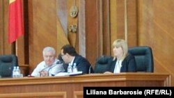 Парламент спикері Мариан Лупу (ортада) коммунизмді айыптай сөйлеп отыр. Молдова, 12 шілде 2012 жыл.