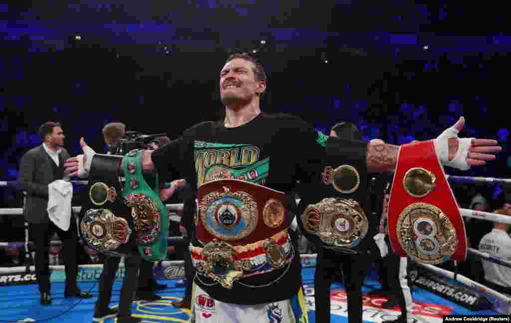 Александр Усик после победы в первом тяжёлом весе на чемпионате мира в ноябре 2018 года.Усик перешел в профессиональный бокс в 2013 году, что предоставило ему возможность претендовать на гонорары. Вскоре он одержал победу в первом тяжёлом весе (90,7 кг). Бывший соперник так описывал сложность боя с украинцем: «Он много двигается и в отличной форме». Выносливость украинца позволяла ему постепенно наращивать темп в последних раундах боя, когда его соперники уставали и были не в лучшей форме