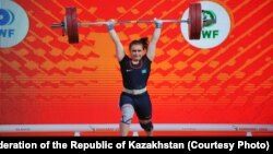 Тяжелоатлетка Надежда Лихачева на чемпионате мира в Ашгабате. (Фото Казахстанской федерации тяжелой атлетики.) 