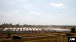 Украина менен Орусиянын чек арасында турган гуманитардык жүктү тарткан кербен. 14-август.