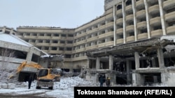 “Ысык-Көл” мейманканасын бузуу иштерин башталган учур. 27-декабрь, 2021-жыл.
