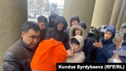 Данияр Амангельдиев с участниками акции протеста, 27 декабря 2021 г.