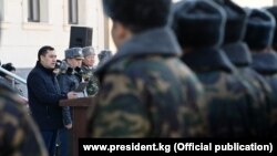 Президент Садыр Жапаров УКМКнын Жалал-Абаддагы башкармалыгында.