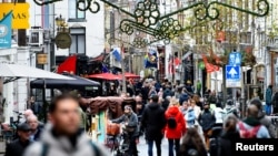 Нидерландда жаңы чектөөлөр күчүнө кирер алдында дүкөндөрдө соода кызыды, 18-декабрь 2021-жыл.