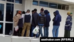 Aşgabatda pul nagtlaşdyrmak üçin nobata duran adamlar. Arhiw suraty