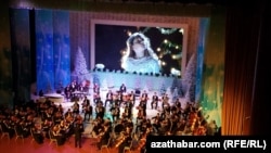 Концерт Государственного симфонического оркестра Туркменистана «Щелкунчик» во Дворце мукамов Государственного культурного центра в Ашхабаде, 25 декабря 2021 г.