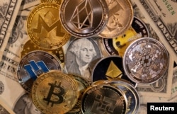 Криптовалютанын ар кайсы түрлөрүнүн символикалары. Иллюстрациялык сүрөт.