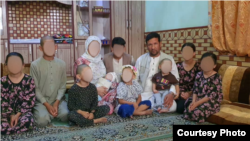 Казакстандын жарандыгын алган Шермамед Маханулы Ооганстандагы үй-бүлөсүн тарыхый мекенине алып келе албай жатат. Макаладагы каармандардын бири.
