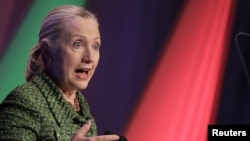 Gollandiýada geçirilen halkara konferensiýada eden çykyşynda Klinton ösen tehnologiýalary öndürýän kompaniýalary öz önümleriniň interneti çäklendirmek üçin ulanylmagyna garşy durmaga çagyrdy.