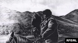 Улуу манасчы Саякбай Каралаев ат минип, куш салганды да жанындай көрчү.