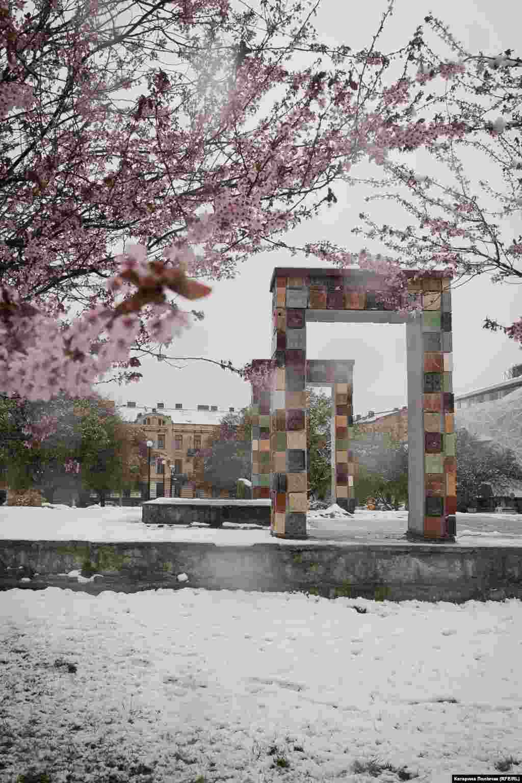 Ще одне фото з квітневого, засніженого Львова