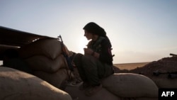 Женщина-боевик в Сирии. Иллюстративное фото.