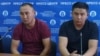 Кастер Мусаханулы (слева) и Мурагер Алимулы на пресс-конференции в Алматы, после проведения которой они были задержаны. 14 октября 2019 года.
